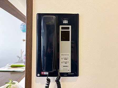 来訪者を室内から確認・応対できるオートロック連動インターホン。エントランスの解錠操作も室内から行えます。防犯面への配慮はもちろん、小さなお子さまとの暮らしを考えるご家族にも心強い設備です。