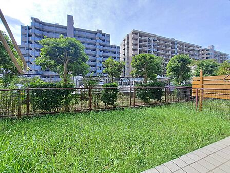 マンションの敷地内には、中庭もございます。