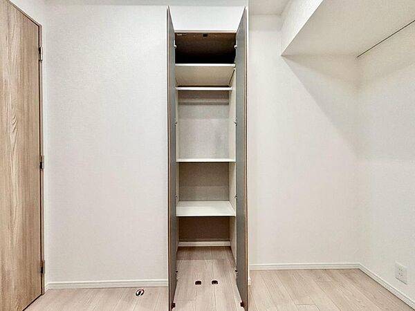 家電やスーツケース、ストック品など何でも片付く嬉しい空間です。