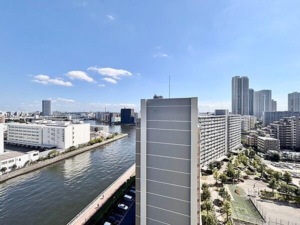 陽当たり・通風・開放感に恵まれた環境です。