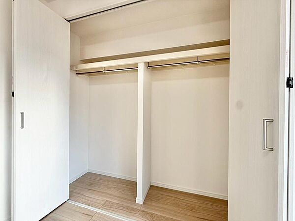 収納スペースが付いていて、お部屋を広く使っていただけます。