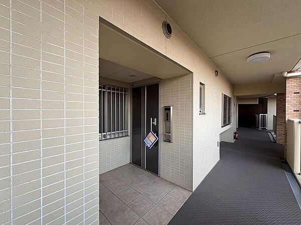 清潔感のある落ち着いた雰囲気の玄関です。