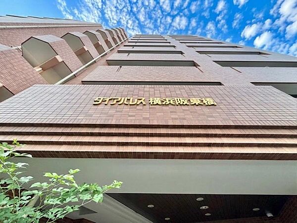 スタイリッシュなエンブレム。お洒落なマンションは入り口から。