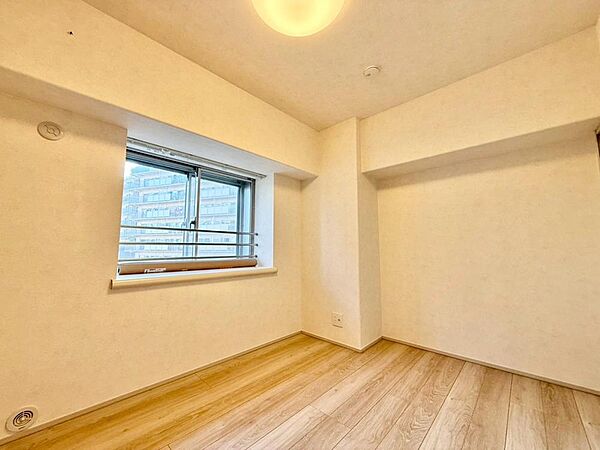 清かで艶やかな時間をもたらしてくれる室内です。