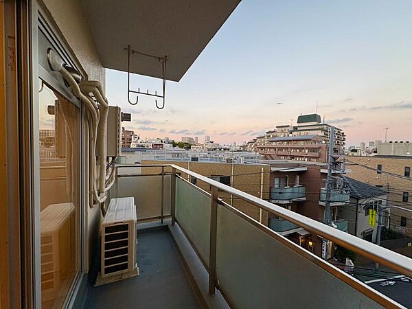 朝の澄んだ空気や、夕方に吹く清々しい風を感じられるバルコニー。