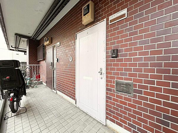 清潔感のある落ち着いた雰囲気の玄関です。