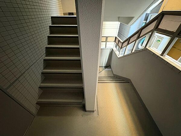 共用部の階段です。明るく清潔に管理されています。