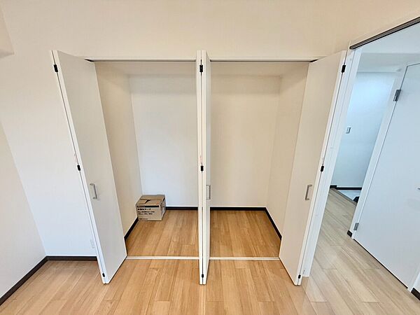 家電やスーツケース、ストック品など何でも片付く嬉しい空間です。