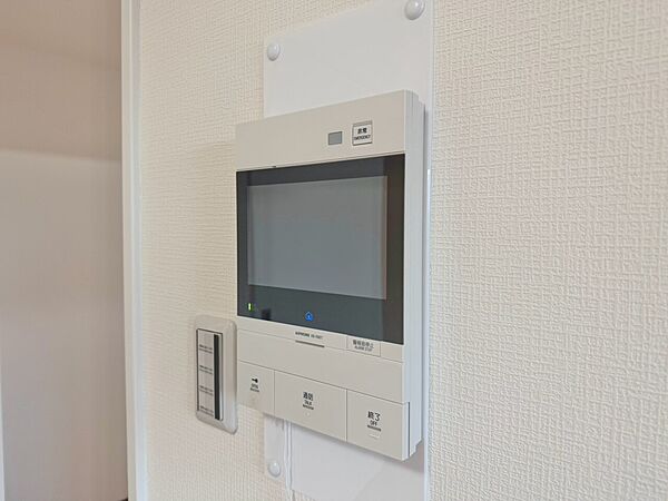 誰が来てもわかる様にモニター付きインターホンを設置。