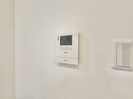 誰が来てもわかる様にモニター付きインターホンを設置。