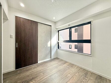 清かで艶やかな時間をもたらしてくれる室内です。