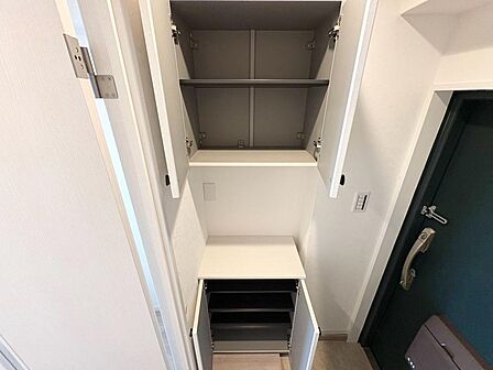 家電やスーツケース、ストック品など何でも片付く嬉しい空間です。