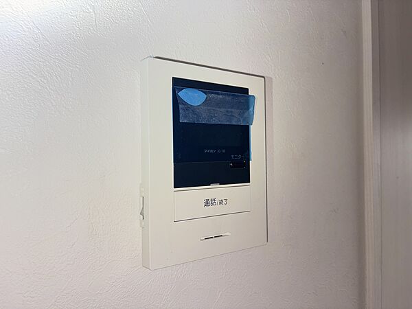誰が来てもわかる様にモニター付きインターホンを設置。