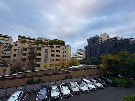 眺望や窓からの景色が良いと、家で過ごす時間も快適です。