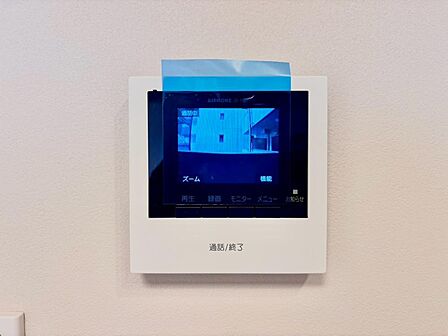 誰が来てもわかる様にモニター付きインターホンを設置。