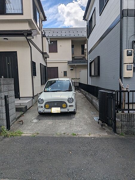 幅の大きなお車でも安心して駐車可能です。