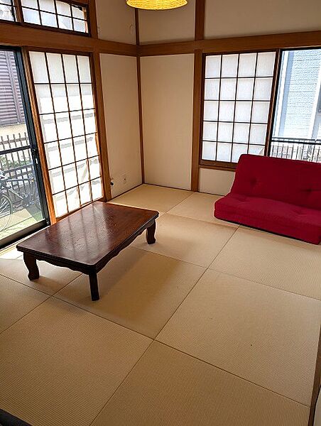 琉球畳の和室６帖。リビングを通らずに廊下から入れます。来客時には便利です。
