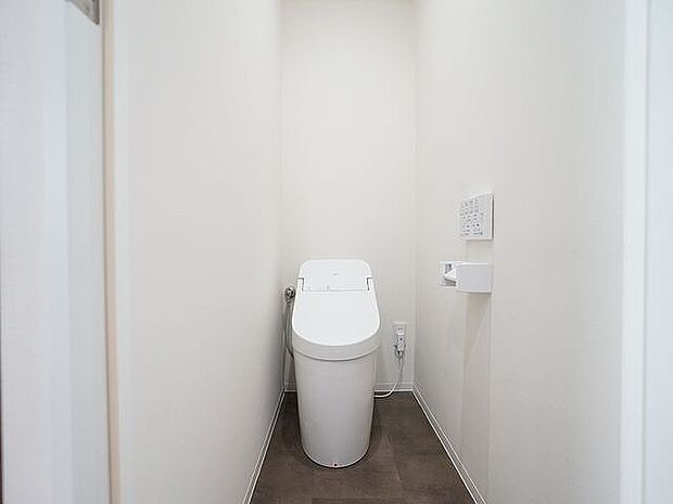 毎日使うものだから、「シンプルでムダのないデザイン」で空間と調和するタンクレストイレ。