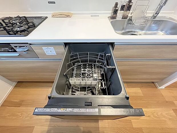 食器を洗っている間にお掃除など、様々なシーンで家事の時短に役立つビルトイン食洗機。