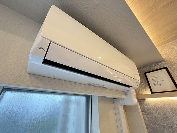 リビングには新規エアコンが設置済み。お引越し後すぐに快適なお部屋での生活が可能です。