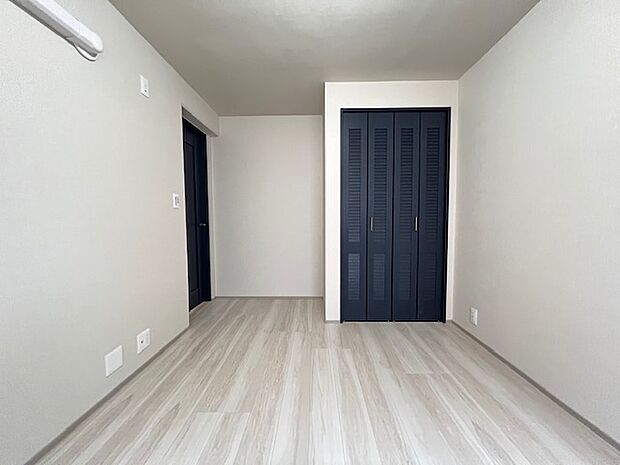 お部屋を最大限広く使って頂けるよう、全居室に収納スペース付。