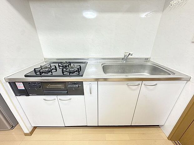 ホワイトを基調とした清潔感のあるキッチン。使い勝手の良い設備のキッチンで効率よくお料理ができます。