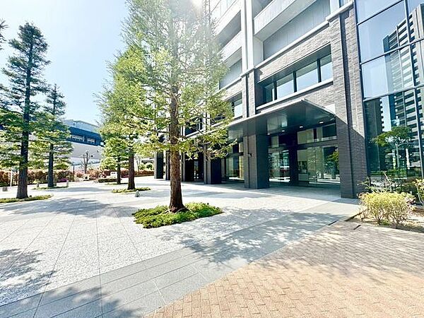 重厚感のあるグランドエントランスは、上質な暮らしのはじまりを予感させます。