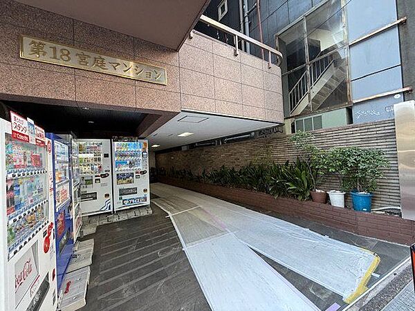 ヴィンテージな趣の漂うエントランス。味わい深い雰囲気が心地よく広がります。