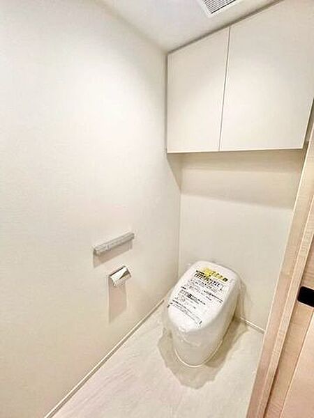 毎日使うものだから、「シンプルでムダのないデザイン」で空間と調和するタンクレストイレ。