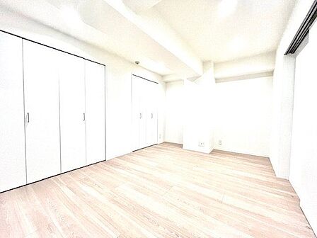 住まう方自身でカスタマイズして頂けるように「シンプル」にデザインされた室内。