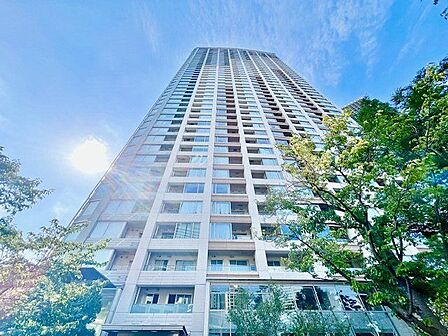 高貴な雰囲気を纏う外観。クオリティを追求した快適な空間が住まう方の心を満たします。
