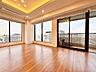 室内：光はやすらぎのひと時を演出するアイテム。バルコニー越しの柔らかい光が差し込み温かく包み込みます。