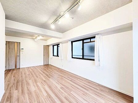 木目の美しいフローリングで味わいのある優しい印象に。ホッと落ち着く居心地の良さを感じられます。