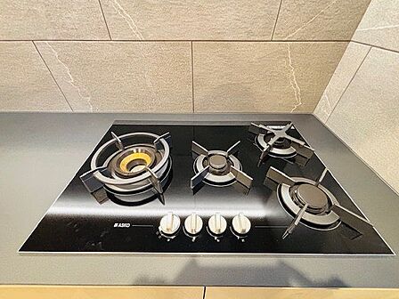 四口コンロで、お料理の効率もアップ。使い勝手の良さを考えました。フラット天板で、お手入れもラクラク。