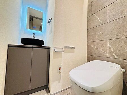毎日使うものだから、「シンプルでムダのないデザイン」で空間と調和するタンクレストイレ。