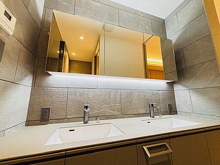 洗面室もオシャレに演出。まるでホテルのよう。洗面ボウルの下部は棚を設置したり自由自在。