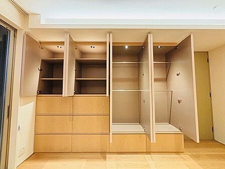 充分な収納スペースを確保。居室内に余計な家具を置く必要がないので、シンプルですっきりとした暮らし。