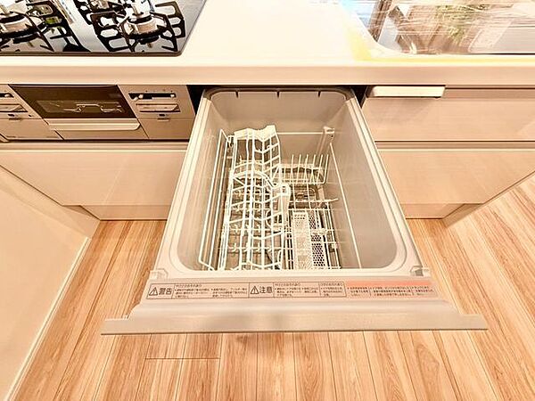 ビルトイン食洗機は作業台が広く使え、見た目もスッキリ。節水や節電も充実して家事の手助けをしてくれます。