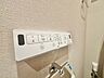トイレ：トイレのウォシュレットリモコン。充実の機能が備わっています。