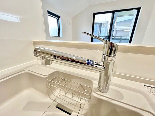 キレイなお水がいつでも安心して飲める浄水器付き。