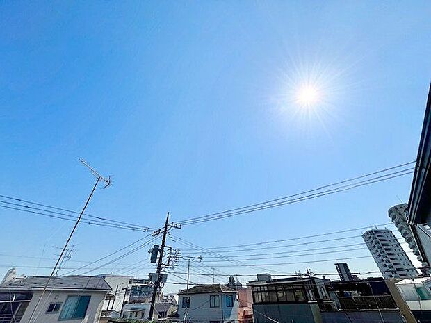 落ち着いた街並みの中で、穏やかな日常を感じられるお住まいです。