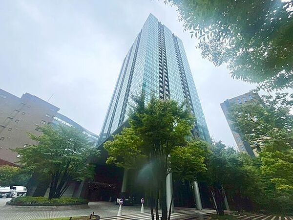 堂々たる趣ながら、主張し過ぎずどこか余裕を感じさせるシャープなフォルムで佇む邸宅。