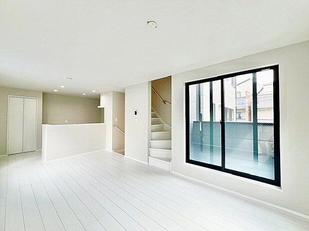 家族の時間を心地よく過ごせる明るい2階リビング。機能性と住み心地を融合した快適な暮らし。