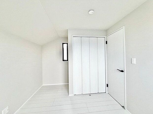 充分な収納スペースを確保。プライベートルームはゆったりと快適に。