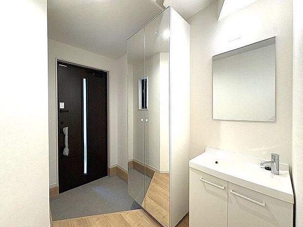 玄関はお家の顔としてすっきりとした素敵な空間に。印象のよい玄関は爽やかな住まいへの入り口です。