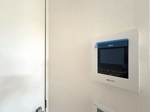 モニター付きインターホンあり。急な来客でも室内から顔が確認できると安心です。