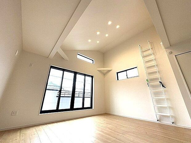 壁紙や設備の使用感、天井の高さなど、写真では伝えられないポイントを実際に現地でチェックしてください。