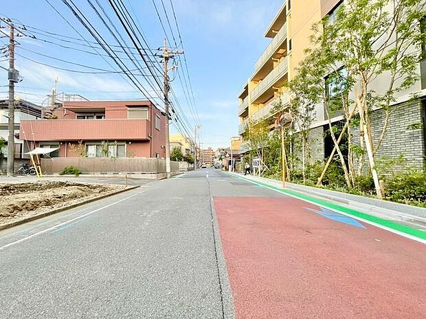 通行や駐車の際に余裕がある前面道路。光が差し込む明るい居住空間、風通しも良好で過ごしやすい環境です。