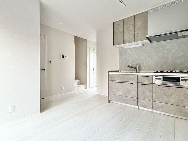 ナチュラルな木目調の床から木のぬくもりを感じられる広々としたリビングルーム。