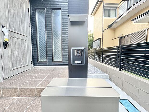 防犯対策にもなるモニター付きインターホン設置。